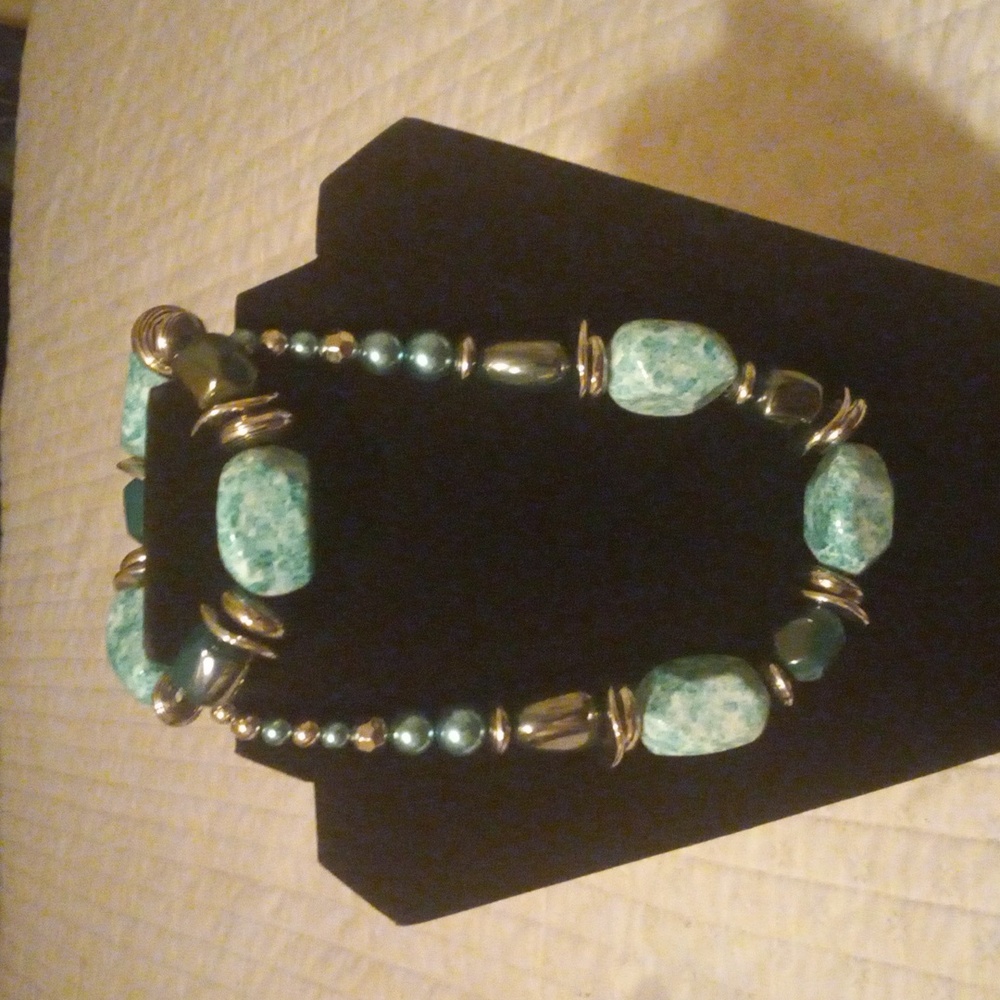 Green matching necklace and bracelet set